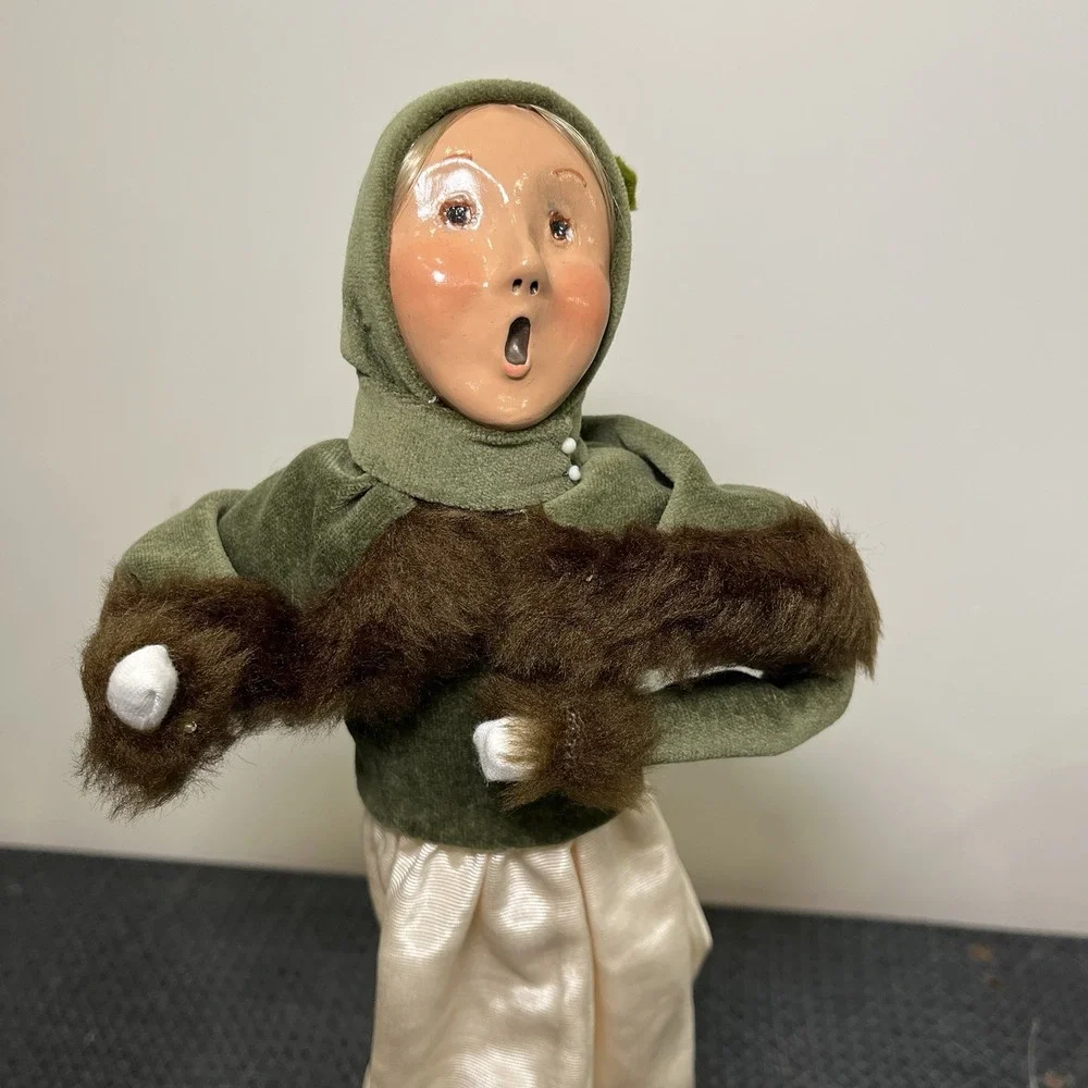 Byers Choice Caroler Woman, Green‎ Fur Coat, Blonde Hair, Long Skirt Vtg 1995